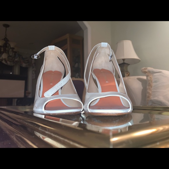 Beautiful White Shoes - Picture 2 of 11